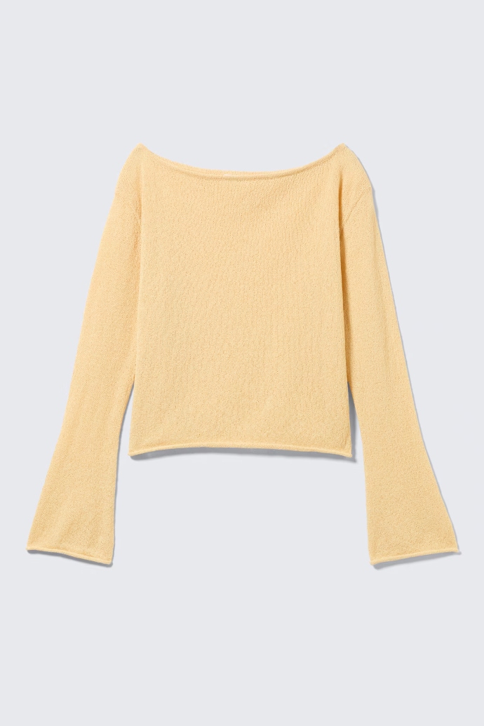 Χαλαρό πλεκτό με ανοιχτή λαιμόκοψη