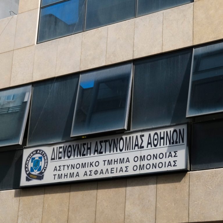 Το πρόβλημα με τον ομαδικό βιασμό της 19χρονης στο ΑΤ Ομονοίας δεν είναι τα χαστούκια που δεν έδωσε