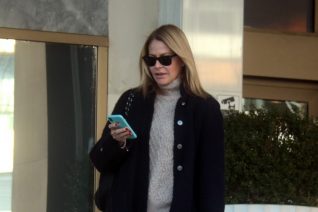 Τζένη Μπαλατσινού: Στη βόλτα με το μωρό της φόρεσε το κολάν με τον πιο updated τρόπο