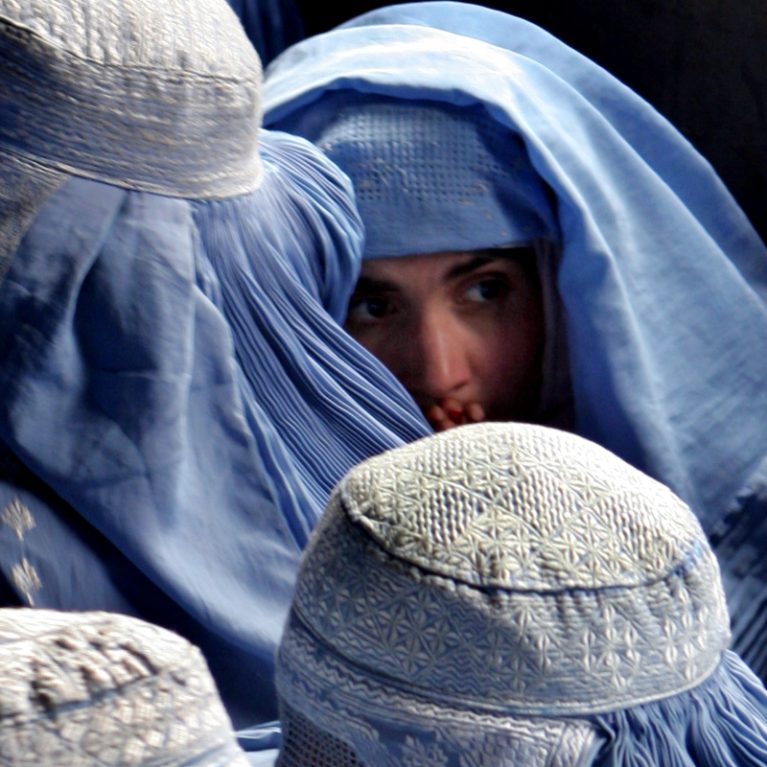 Οι γυναίκες στο Αφγανιστάν είναι πλέον ιδιοκτησία των αντρών τους. Και με τον νόμο