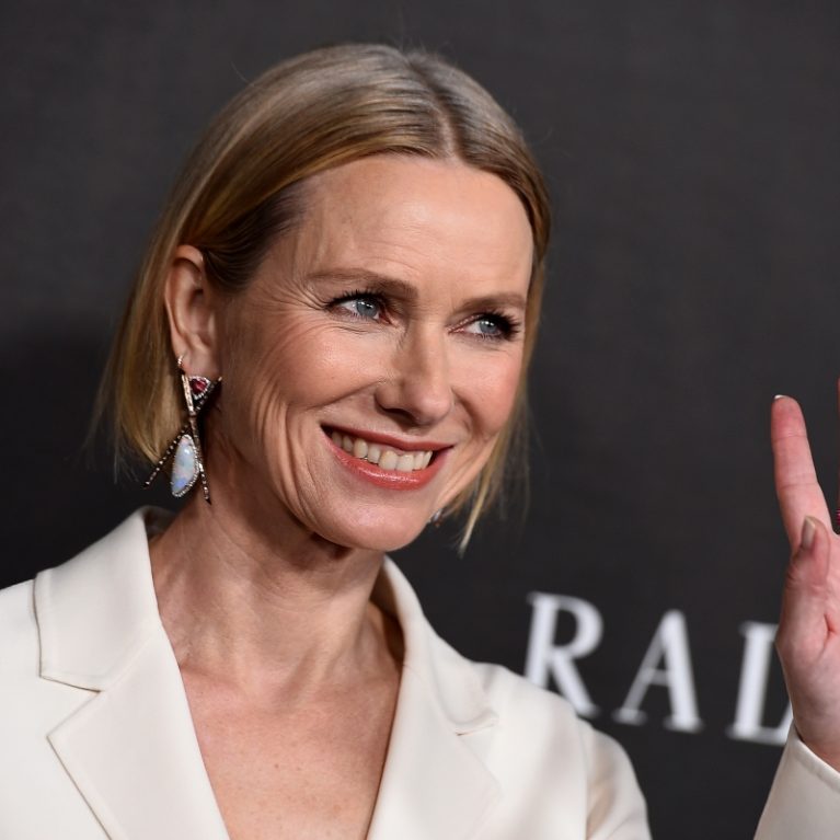 Η Naomi Watts δεν θέλει να δείχνει 25 πια και ζητά να «ανεχτείς» τη χαλάρωση του προσώπου της. Για φαντάσου!