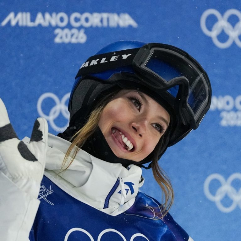 Eileen Gu: Η «βασίλισσα» του σκι πετσόκοψε δημοσιογράφο που τόλμησε να την υποτιμήσει. Mic drop