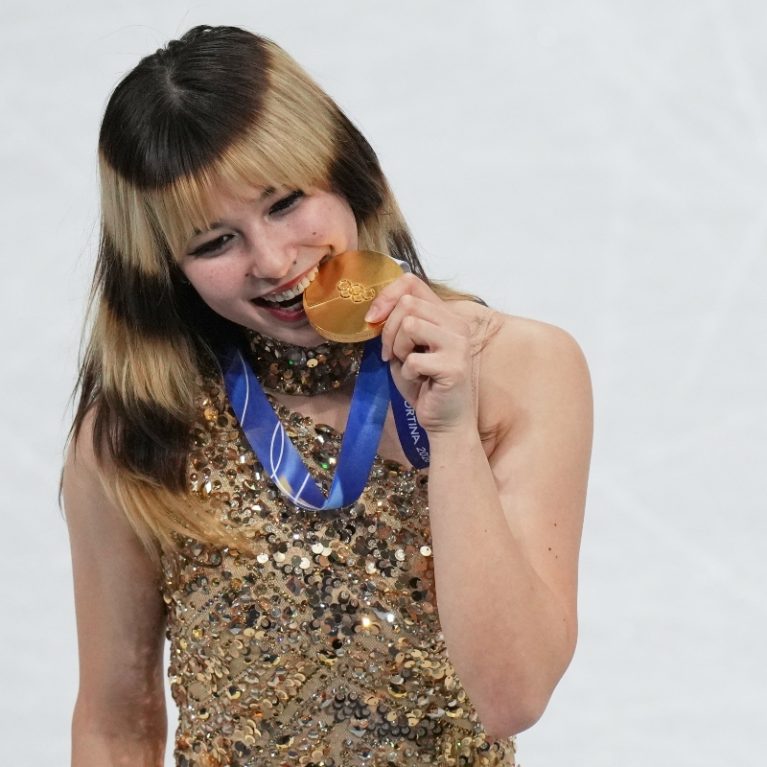 Alysa Liu: 7 πράγματα που δεν ξέρεις για το «χρυσό κορίτσι» που έσπασε την κατάρα 24 ετών στους Χειμερινούς Ολυμπιακούς