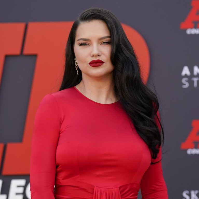 Η Adriana Lima φοράει την πετσέτα της και απολαμβάνει τις διακοπές στο Λος Άντζελες