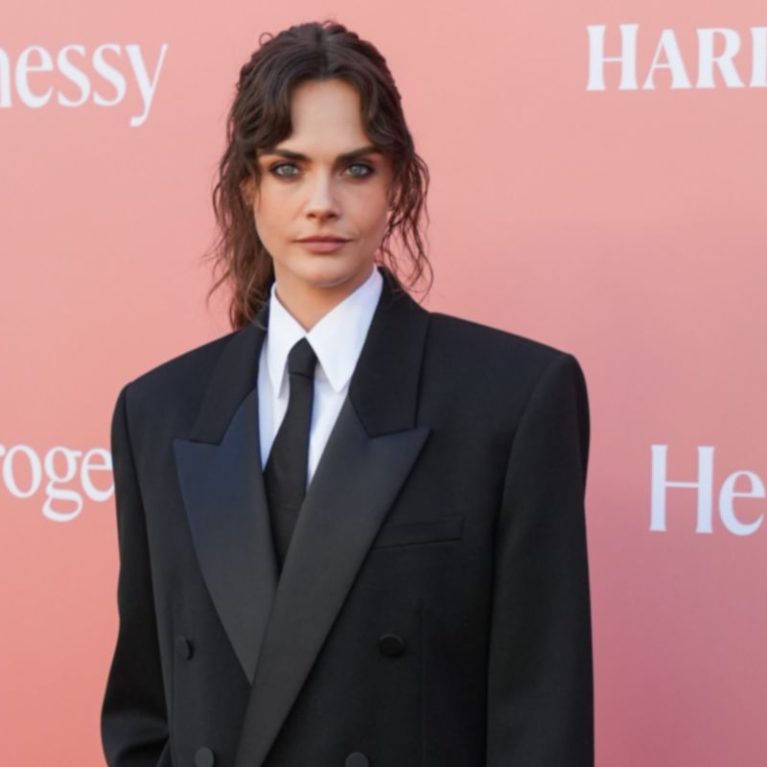 Η Cara Delevingne ποζάρει topless στο κρεβάτι μαζί με τη γάτα της και ζει τις καλύτερες μέρες της