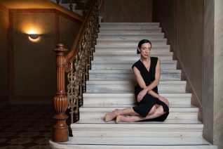 Έλενα Τοπαλίδου: Φωτογραφίζει τον Νίκο Κουρή και τον γιο τους στην παραλία