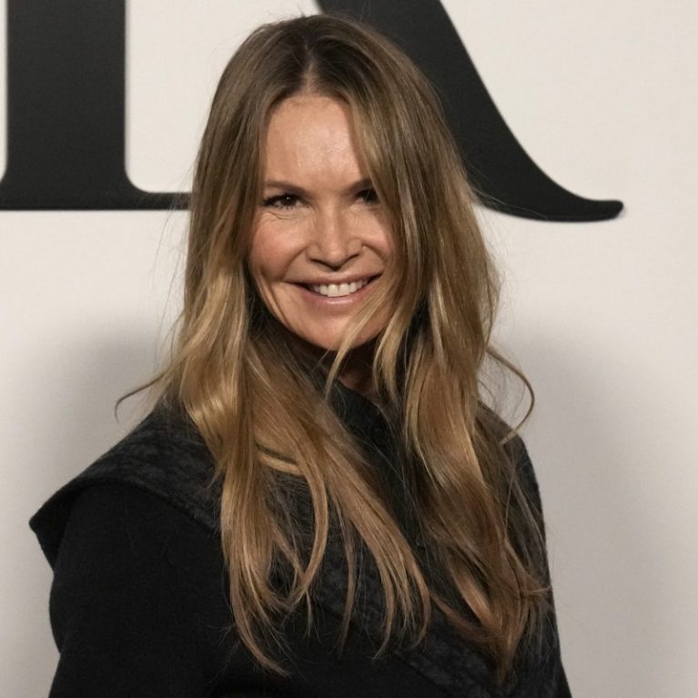 Elle Macpherson: Ποζάρει στα 62 με εσώρουχα και χωρίς φίλτρα και απλά Wow!
