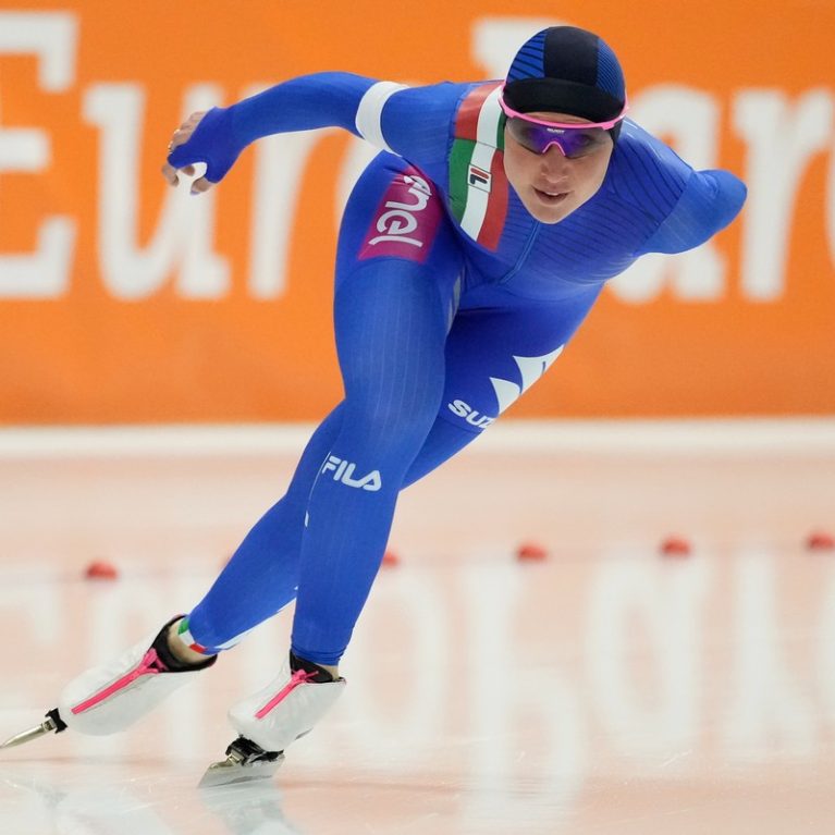 Η Francesca Lollobrigida απάντησε με ρεκόρ, χρυσό μετάλλιο και τον γιο της αγκαλιά σε όσους την αμφισβήτησαν