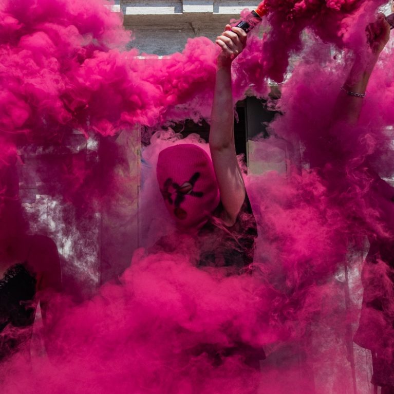 15 χρόνια τώρα οι Pussy Riot κρατούν τη φλόγα της αντίστασης αναμμένη. Και με το παραπάνω