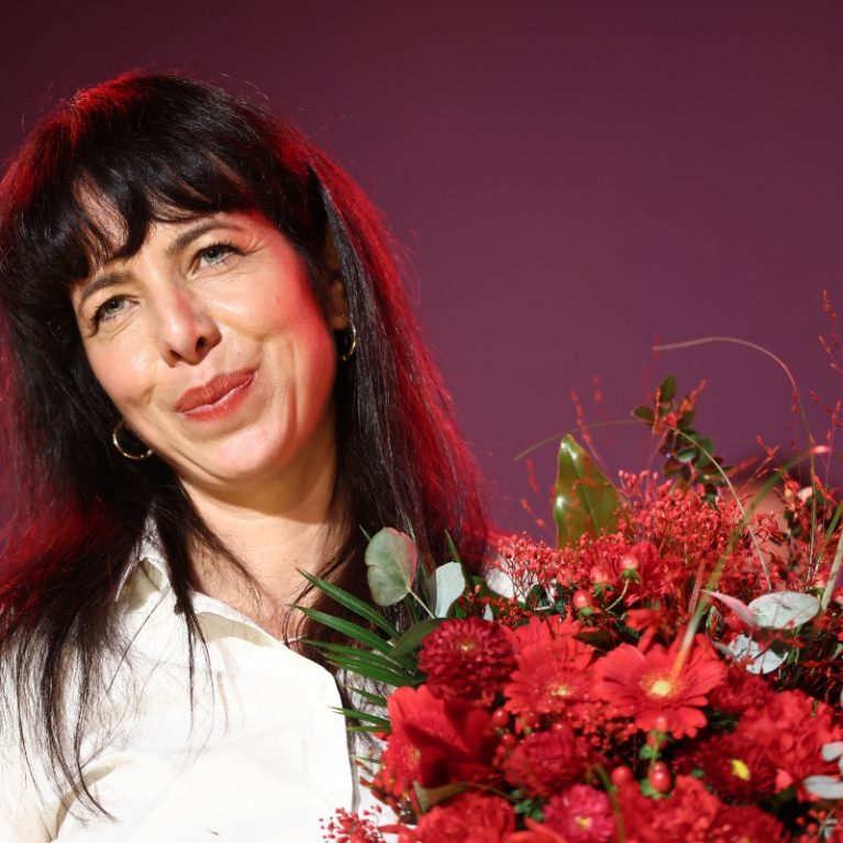 Elif Eralp: Η κόρη Τούρκων πολιτικών προσφύγων που γράφει αριστερή ιστορία στη Γερμανία