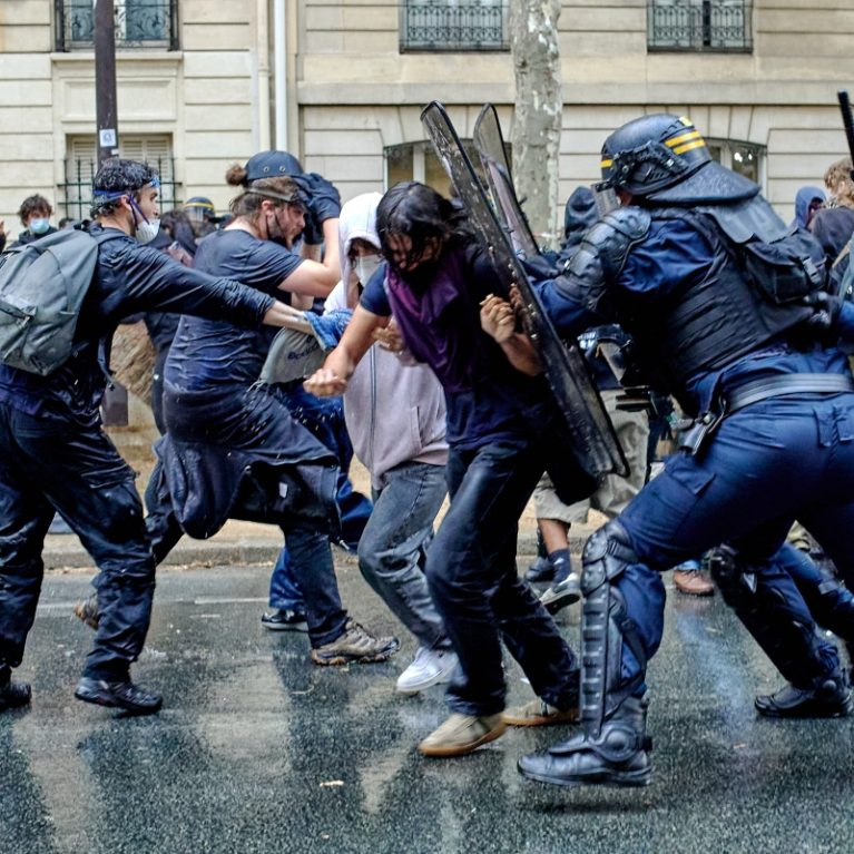 Η Ευρώπη στις φλόγες: Η Gen Z στους δρόμους είναι πολλά περισσότερα από σπασμένες βιτρίνες και πλιάτσικα