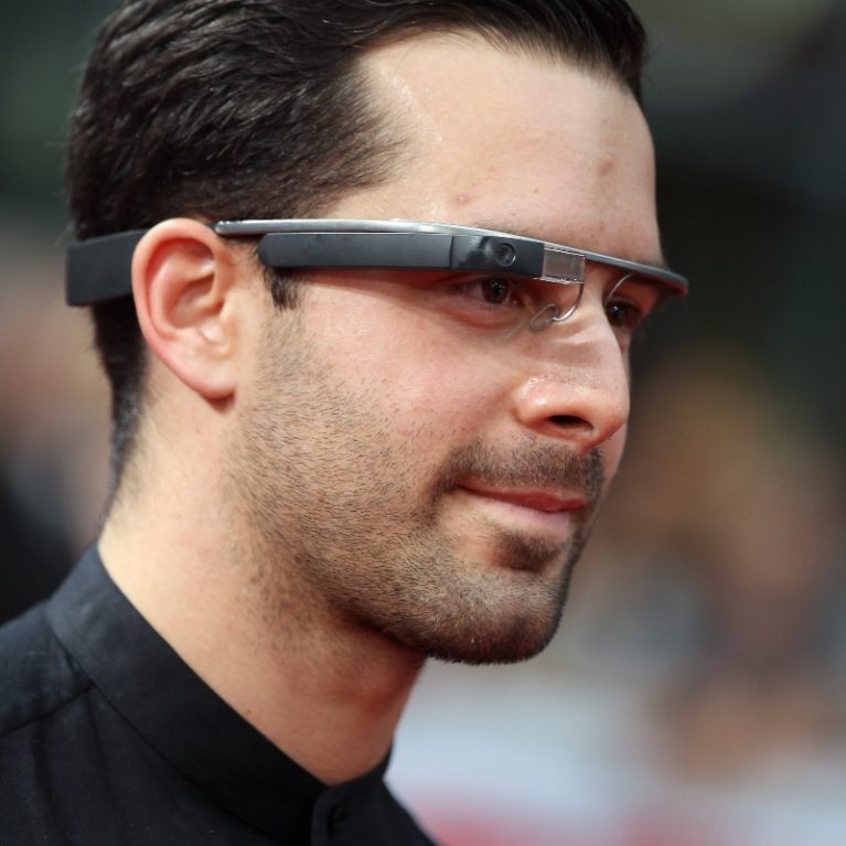 Ποιο Black Mirror: «Αληθινοί» άντρες βρήκαν τρόπο να κάνουν creepy και τα smart glasses