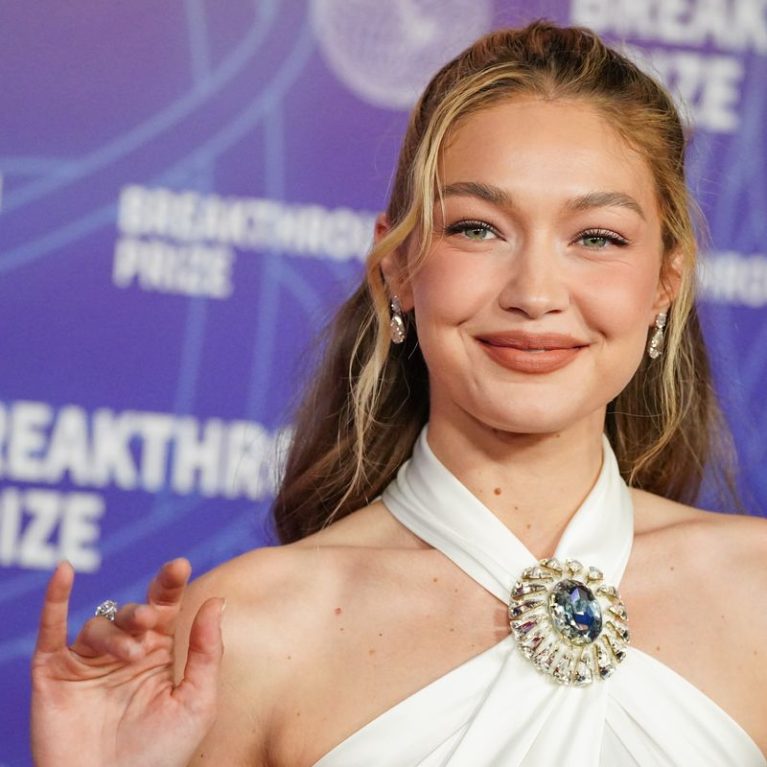Gigi Hadid: Η εμφάνιση με τον Bradley Cooper (και τις βέρες τους) «φουντώνει» τις φήμες για μυστικό γάμο