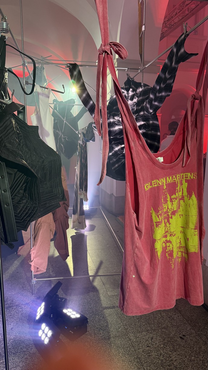 lenn Martens X H&M: Ζήσαμε την απόλυτη βραδιά εκκεντρικής βρετανικής φινέτσας στη Βαρσοβία