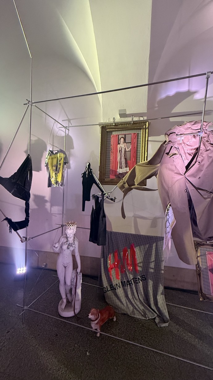 lenn Martens X H&M: Ζήσαμε την απόλυτη βραδιά εκκεντρικής βρετανικής φινέτσας στη Βαρσοβία