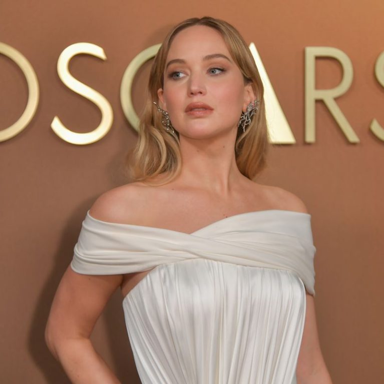 Jennifer Lawrence: Η αποκάλυψη για την αισθητική επέμβαση στο στήθος. «Θέλω να είμαι μια sexy μαμά»