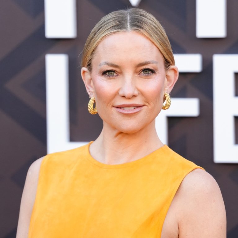 Η Kate Hudson βρήκε το «χαρούμενο μέρος της» στη Σκιάθο και ποζάρει με μπικίνι