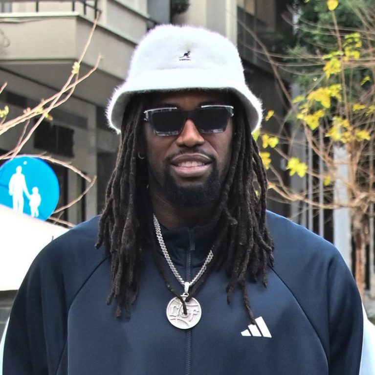 Mathias Lessort: Με τη σύζυγό του και τον (γλύκα) γιο τους σε βόλτα στην Αθήνα