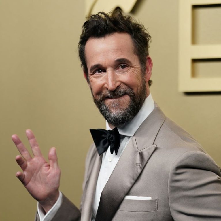 Noah Wyle: 8 πράγματα που δεν ήξερες για τον πιο sexy άνδρα του 2026 σύμφωνα με το People