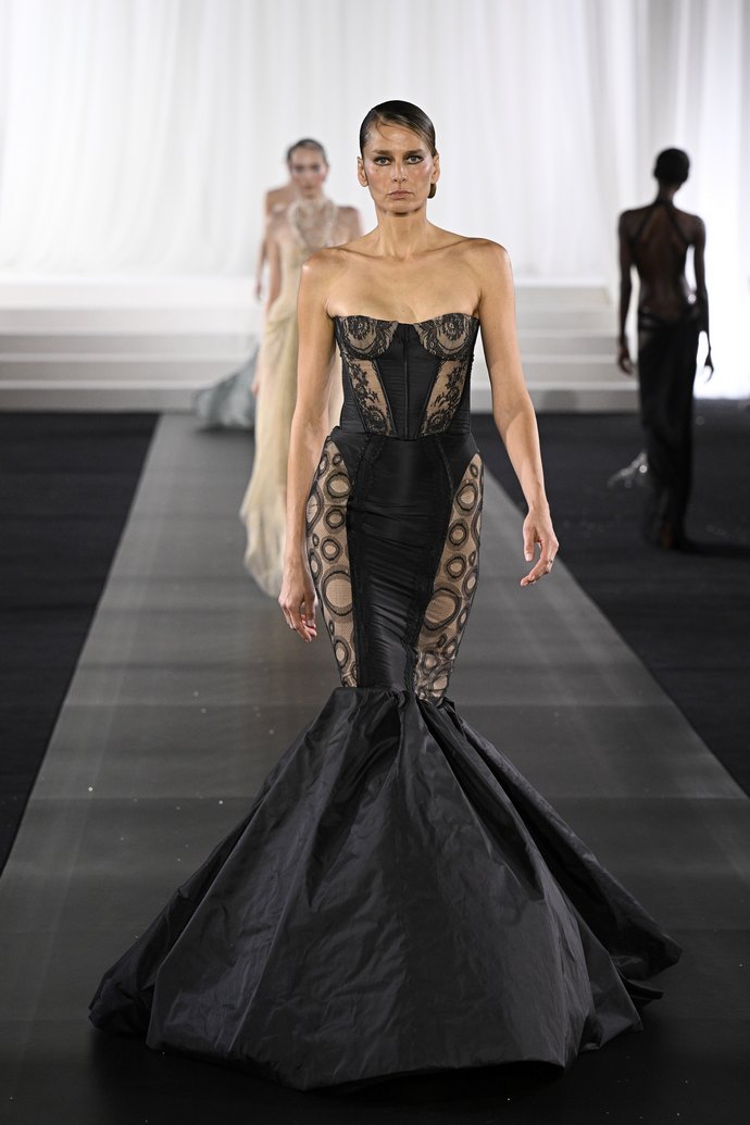 Ήμασταν εκεί, όταν η Σίλια Κριθαριώτη ανήλθε κινηματογραφικά στο πάνθεον της Υψηλής Ραπτικής με τη συλλογή Celia Kritharioti Couture SS26