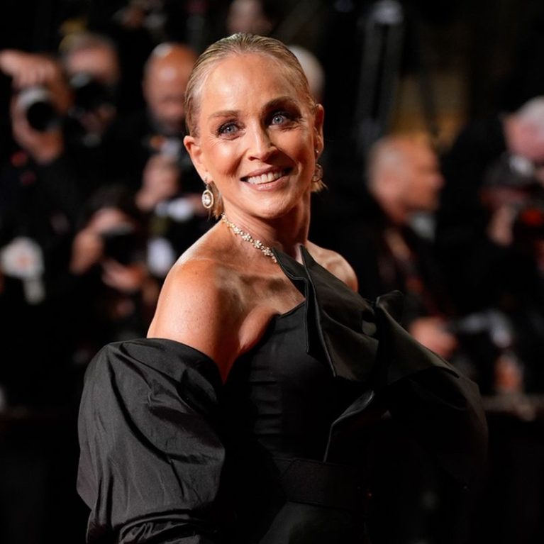 Η Sharon Stone πήγε να κάνει διπλή μαστεκτομή και ο σύζυγός της την είπε γελοία. Η αντίδρασή της, είναι για χειροκρότημα