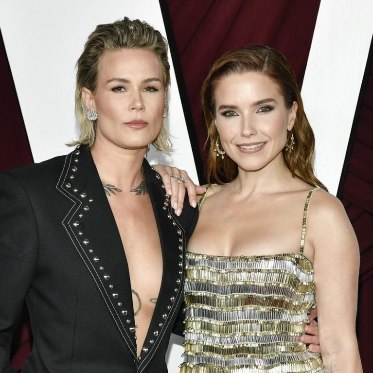 Η Sophia Bush παντρεύτηκε κρυφά την Ashlyn Harris. «Το κομμάτι της ορατότητας έχει σημασία»