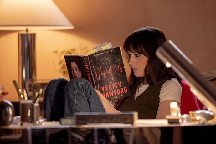 Verity: Aποκλειστική ματιά στο uber hot θρίλερ με Anne Hathaway και Dakota Johnson 