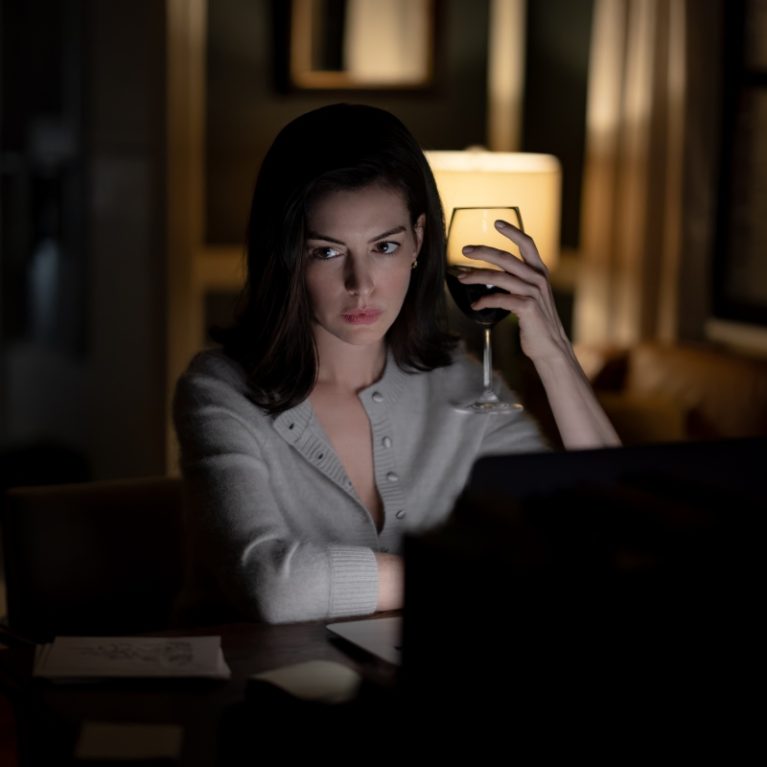 Verity: Aποκλειστική ματιά στο uber hot θρίλερ με Anne Hathaway και Dakota Johnson