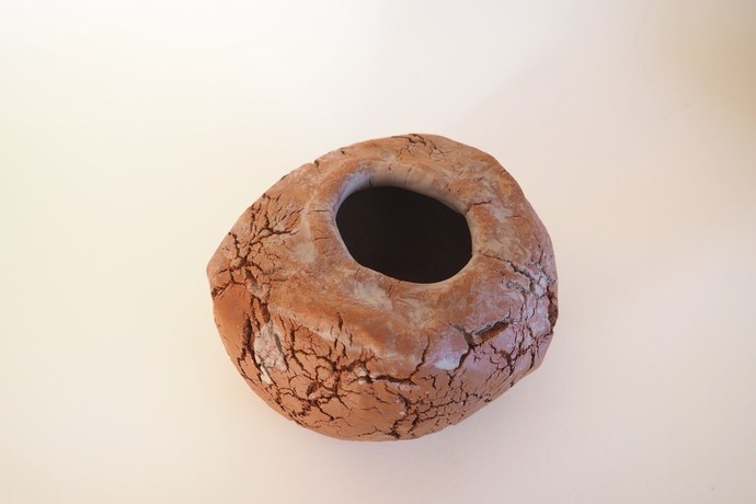 Μαρίνα Κοριολάνο- Λυκουρέζου: Ο πηλός, τα «σπίτια» και οι δικοί της ψίθυροι