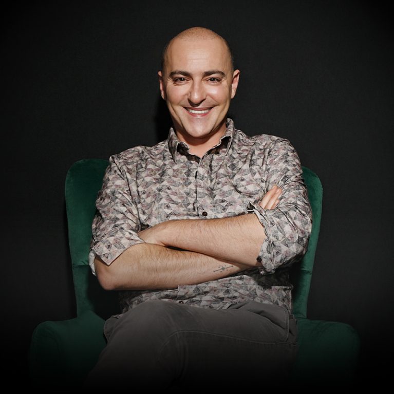 Ο Θανάσης Αλευράς αρραβωνιάστηκε τη Σοφία Φαραζή για ένα διαμέρισμα