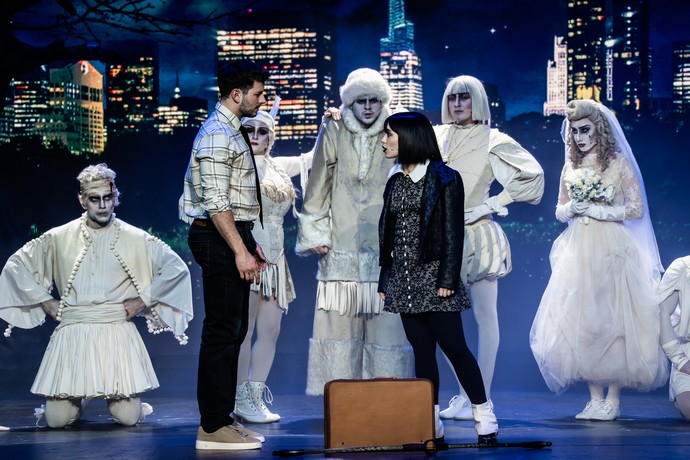 Η Marseaux γίνεται μια «άλλη» Wednesday που ερωτεύεται ένα φυσιολογικό αγόρι και της αρέσει πολύ