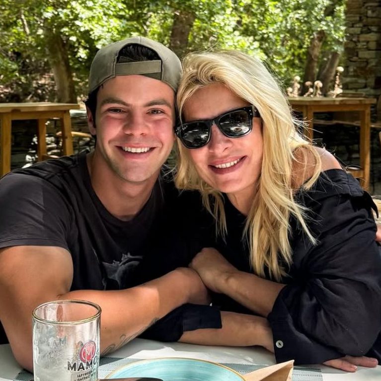 Ελένη Μενεγάκη: Η πρώτη φωτογραφία του γιου της από τη θητεία του στο Ναυτικό