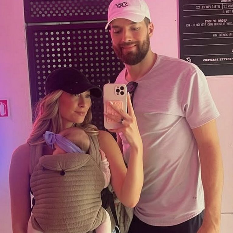 Alec Peters: Η βόλτα στην Αθήνα με την εγκυμονούσα σύζυγό του και την κόρη τους