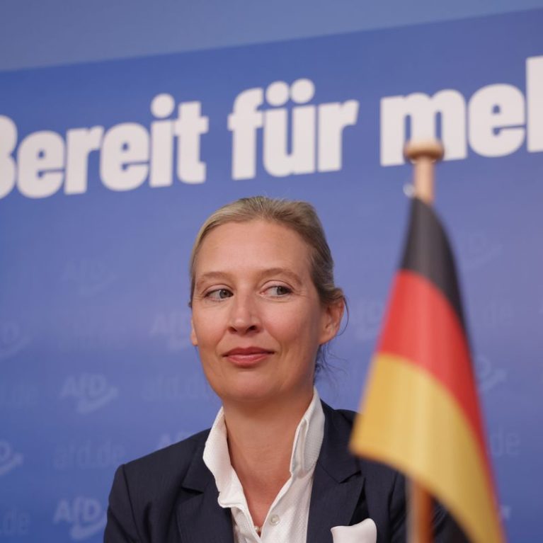 H λεσβία ακροδεξιά Alice Weidel του AfD είναι φίλη του Elon Musk και θέλει να βγάλει την Ελλάδα από την ΕΕ
