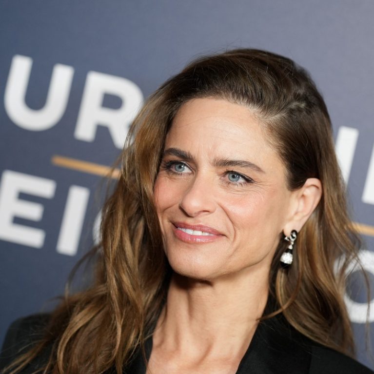 Η 54χρονη Amanda Peet ξέρει ότι το σεξ, η κολπική ξηρότητα και η εμμηνόπαυση χωρούν στην ίδια σκηνή σειράς