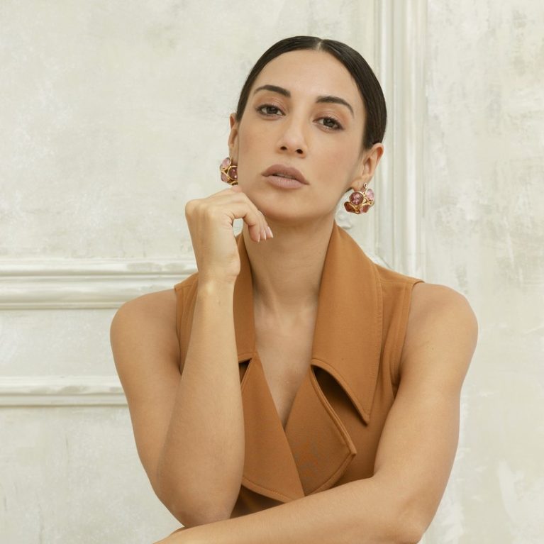 Η Ευγενία Σαμαρά ταξίδεψε στην Ισλανδία. Η φωτογραφία στο κρεβάτι με φόντο το «σεληνιακό» τοπίο