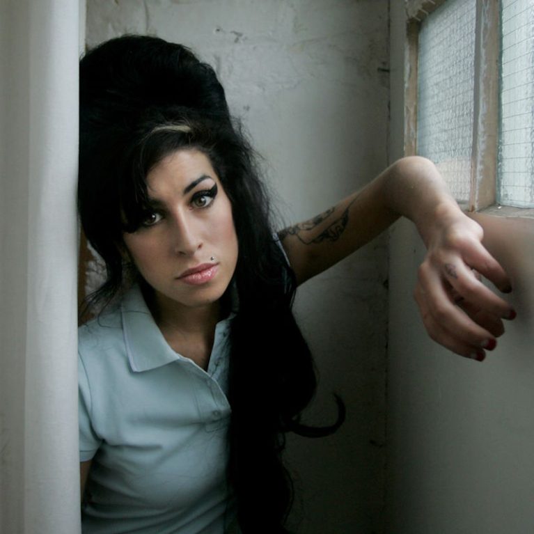 Amy Winehouse: Ο Blake Fielder-Civil «σπάει» τη σιωπή του 15 χρόνια μετά τον θάνατό της και δίνει την απάντησή του για την ευθύνη που του είχε αποδοθεί