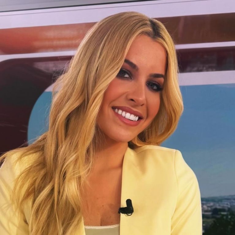 Η Μαρία Αναστασοπούλου στην Υδρούσα με μαγιό στην ακροθαλασσιά. «Αυτό. Τίποτα άλλο»