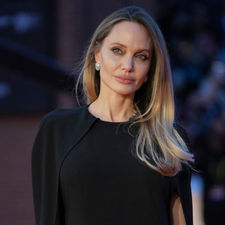 Η Angelina Jolie δείχνει τη sexy δυναμική του κοστουμιού με ένα σουτιέν