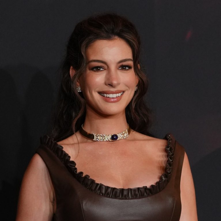 Anne Hathaway: Σε προχωρημένη εγκυμοσύνη έκλεψε τις εντυπώσεις στην πρεμιέρα της νέας της ταινίας