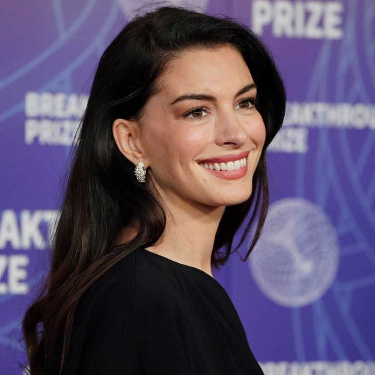 Anne Hathaway: Η πιο όμορφη γυναίκα του κόσμου για το 2026