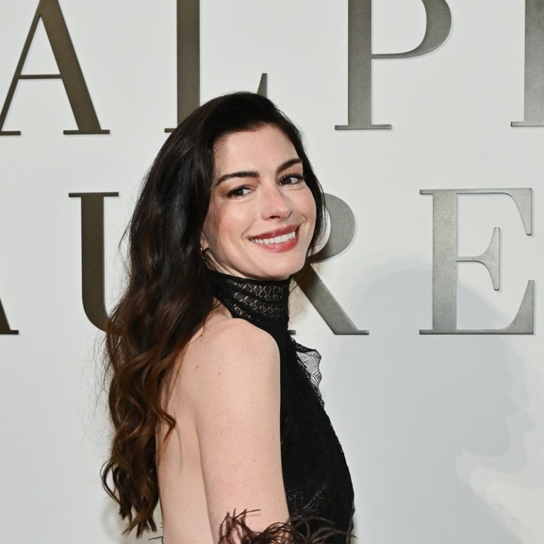 Ανοιχτή πλάτη + διαφάνεια: Το σούπερ σέξι φόρεμα της Anne Hathaway είναι μια ωδή στις υφές