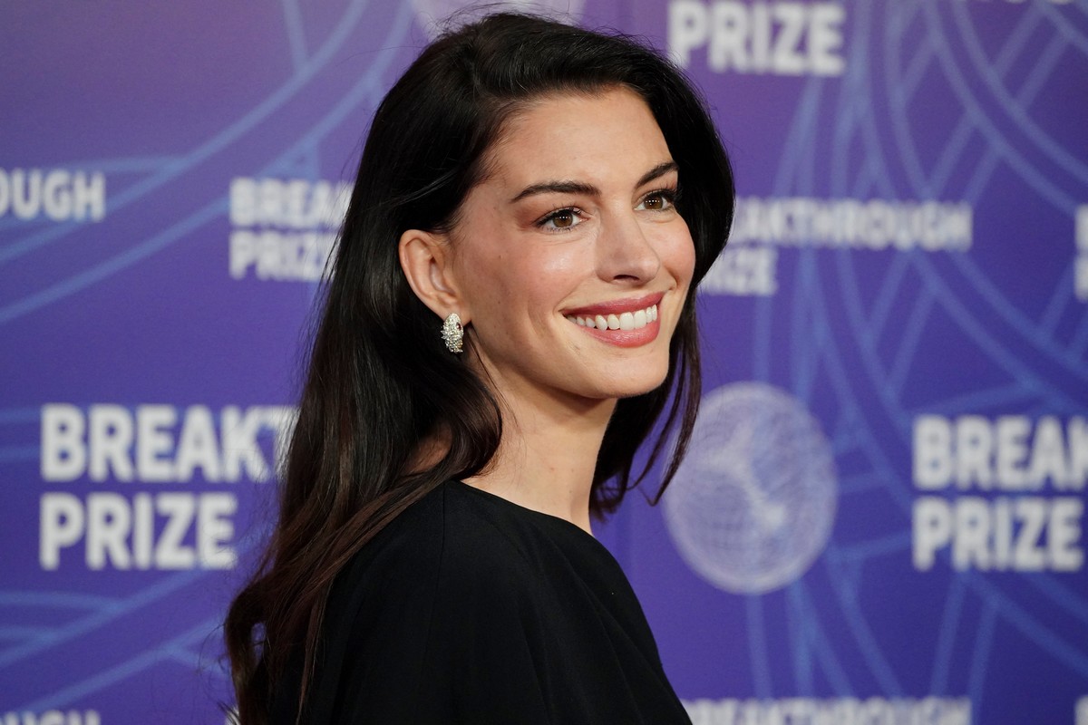 Anne Hathaway: Η πιο όμορφη γυναίκα του κόσμου για το 2026
