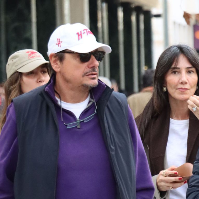 Ergin Ataman: Σε πρωινή βόλτα με τη σύζυγο και τις κόρες του