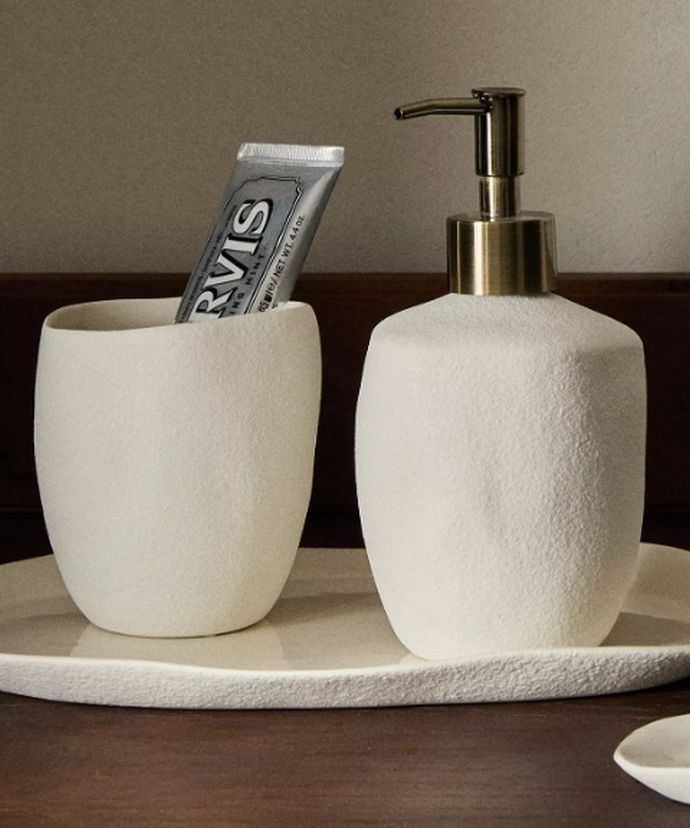 Ανάγλυφα αξεσουάρ μπάνιου