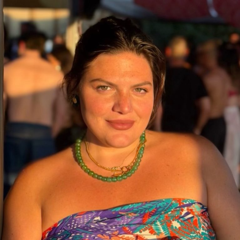Δανάη Μπάρκα: Ποζάρει με μαγιό σε καταπράσινα νερά και λέει το πιο σημαντικό για τις ανθρώπινες σχέσεις