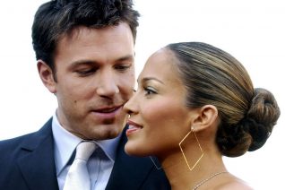 Jennifer Lopez - Ben Affleck: Το πρώτο καυτό φιλί τους on camera επιβεβαιώνει πανηγυρικά την επανασύνδεση των Bennifer