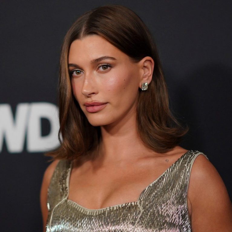 H Hailey Bieber απογειώνει το sexy dressing με ένα μαύρο «γυμνό» δαντελένιο φόρεμα