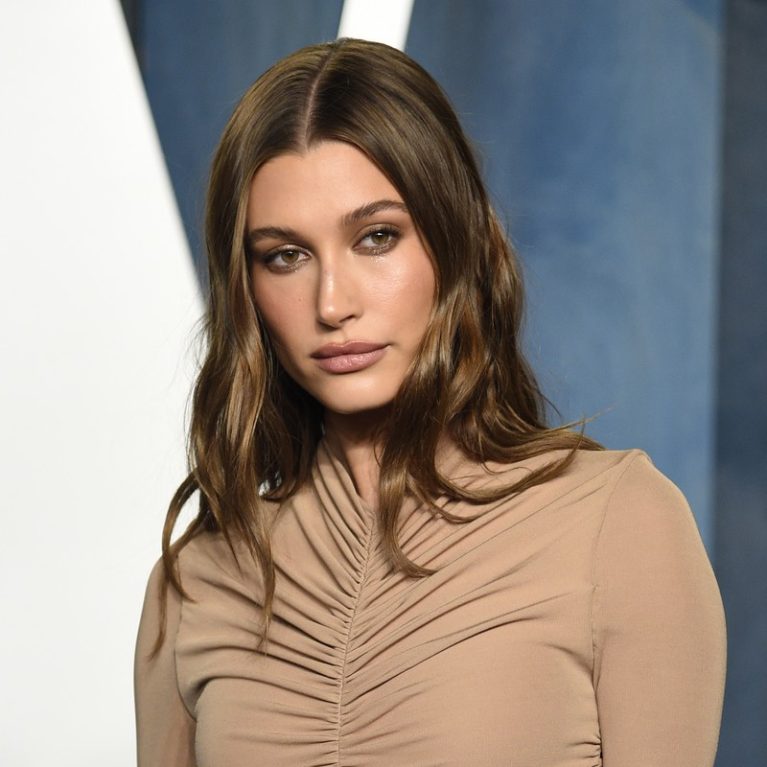 Hailey Bieber: 3 φορές που απογείωσε το sexy dressing στο κόκκινο χαλί