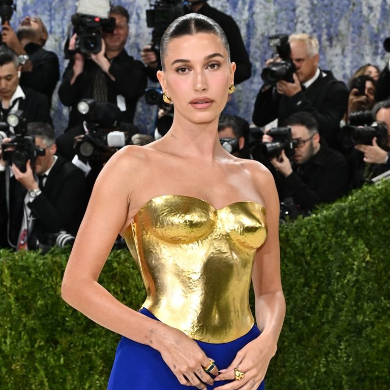 H Hailey Bieber με το πιο σέξι μαγιό σε animal print υιοθετεί ένα από τα μεγαλύτερα trends